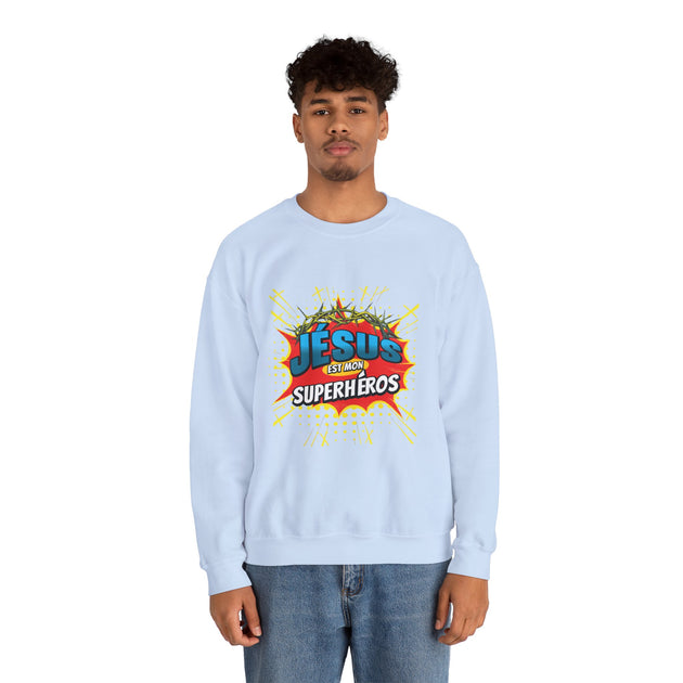 Un homme porte un sweat-shirt bleu clair avec l'inscription Jésus est mon superhéros.