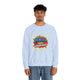 Un homme porte un sweat-shirt bleu clair avec l'inscription Jésus est mon superhéros.
