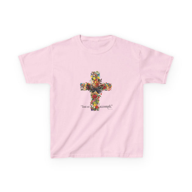 T-shirt rose pour enfant avec une croix fleurie et l'inscription Tout est accompli.