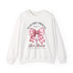 Sweatshirt blanc à col rond avec un motif de nœud vichy rose et une croix chrétienne.