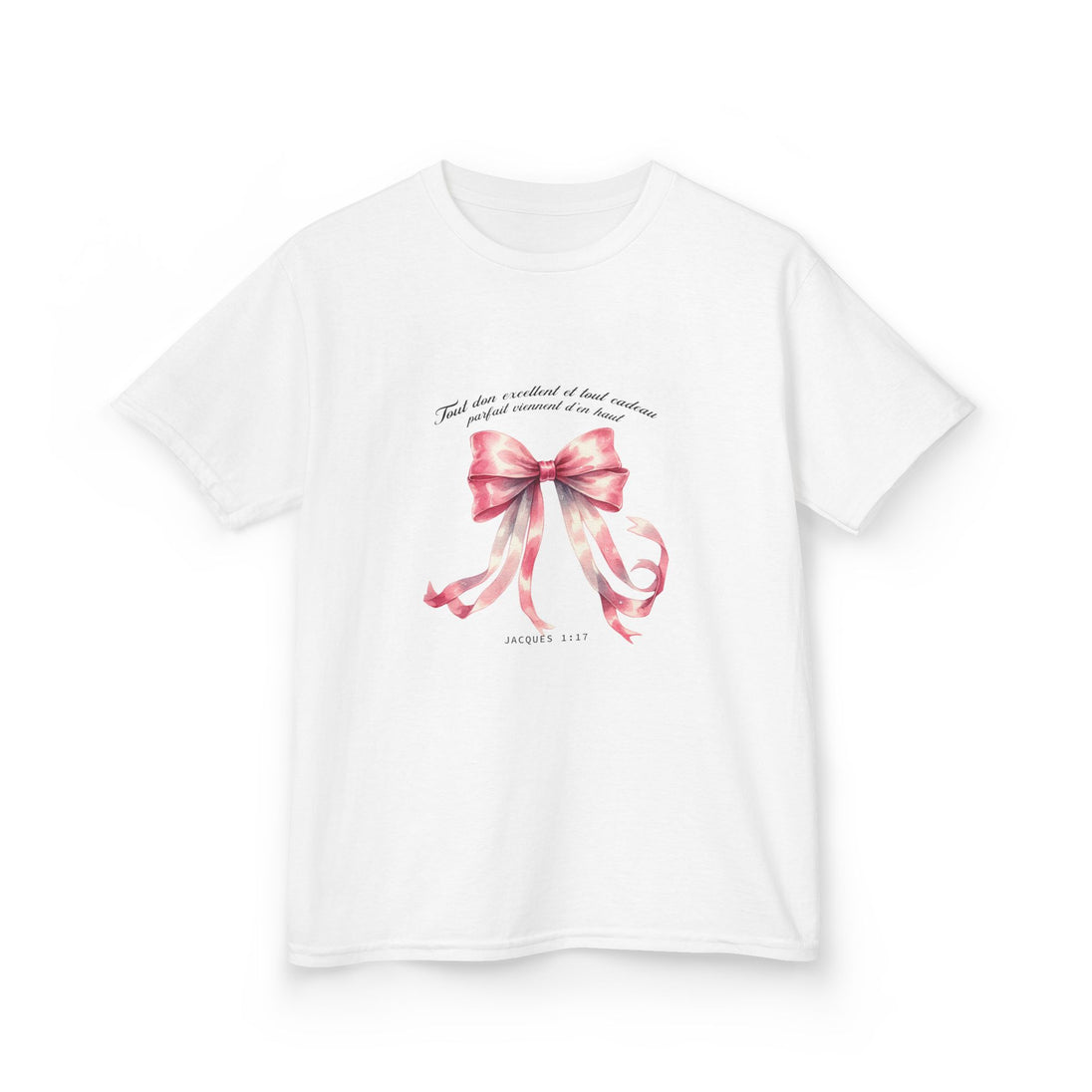 T-shirt blanc pour enfant orné d'un ruban rose à l'aquarelle et d'une inscription religieuse.