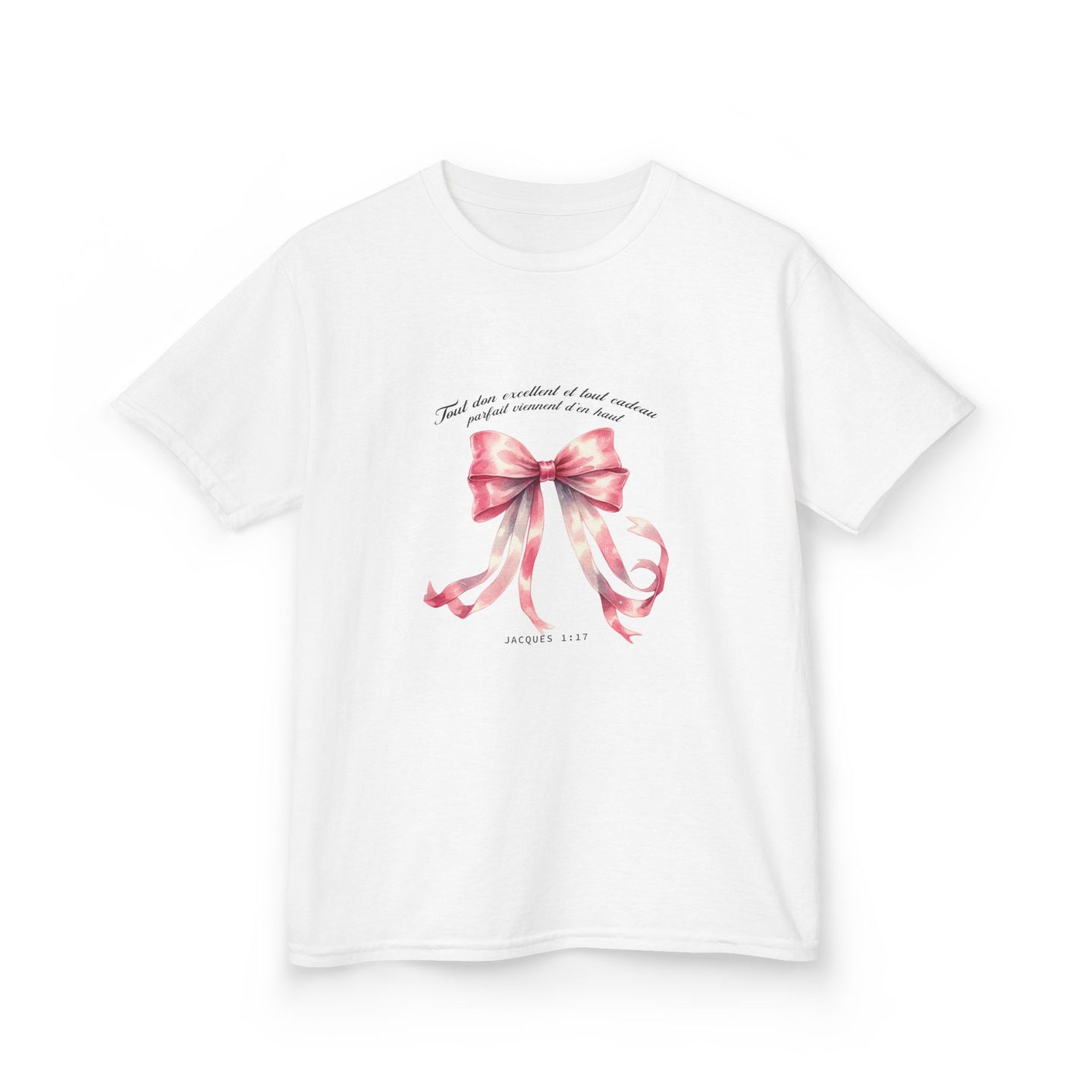 T-shirt blanc pour enfant orné d'un ruban rose à l'aquarelle et d'une inscription religieuse.