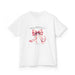 T-shirt blanc pour enfant orné d'un ruban rose à l'aquarelle et d'une inscription religieuse.