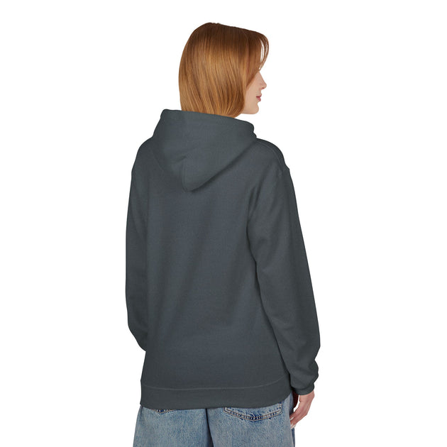 Une femme porte un sweat à capuche gris foncé uni, vu de dos, avec une coupe décontractée.