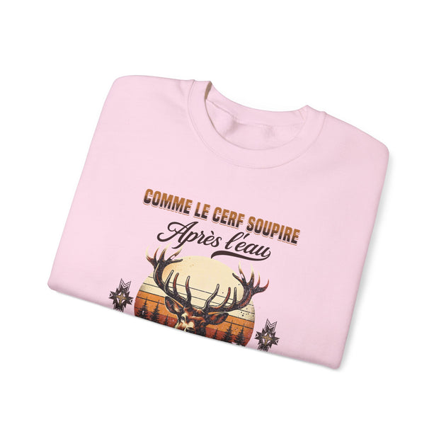 Sweat-shirt rose plié avec une illustration de cerf et le texte Comme le cerf soupire après l'eau.