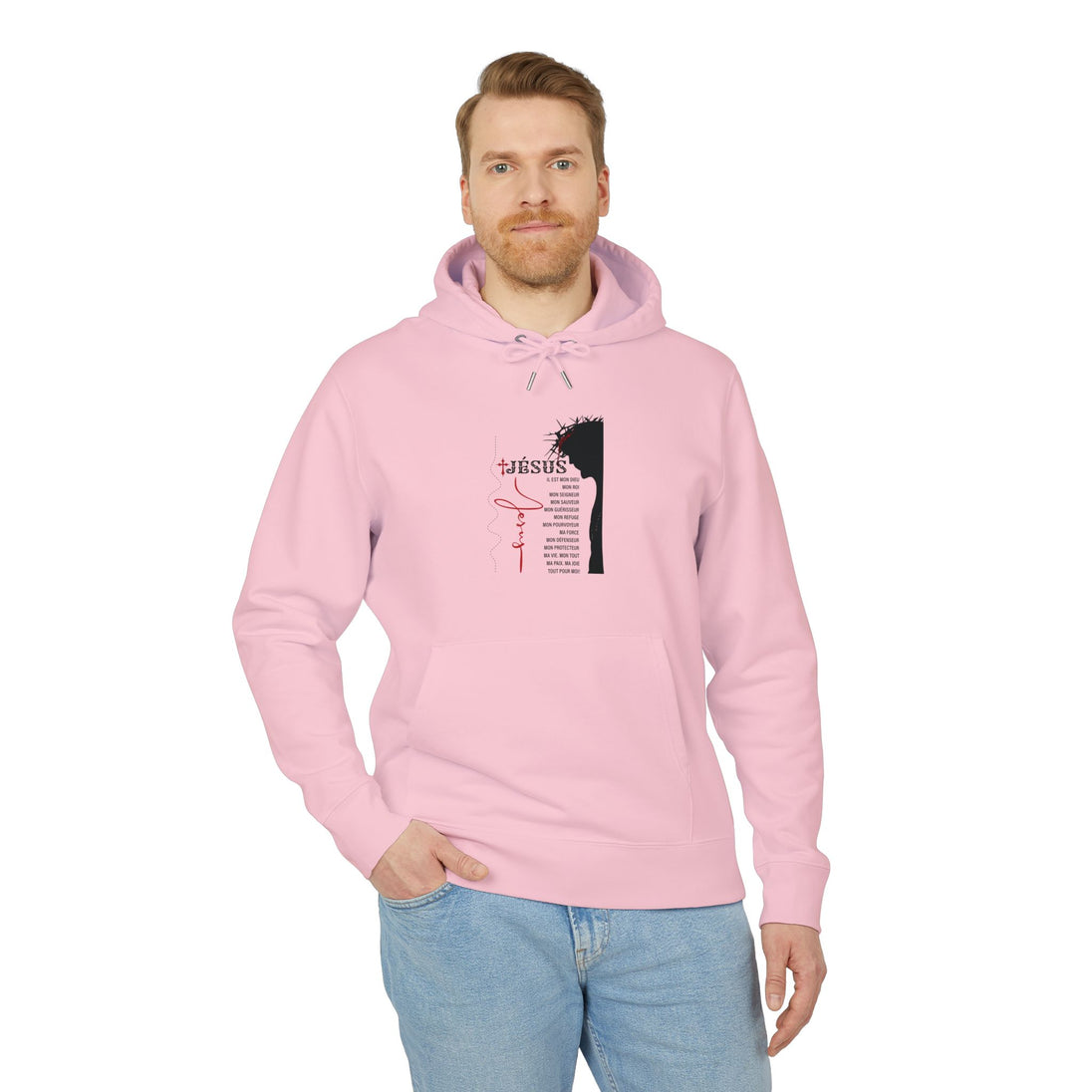 Un homme porte un sweat à capuche rose pâle avec une illustration religieuse sur la poitrine.
