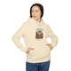 Une femme porte un sweat à capuche beige en coton avec une illustration de cactus et du texte.