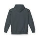 Vue arrière d'un sweat à capuche gris foncé pour femme avec une coupe décontractée.