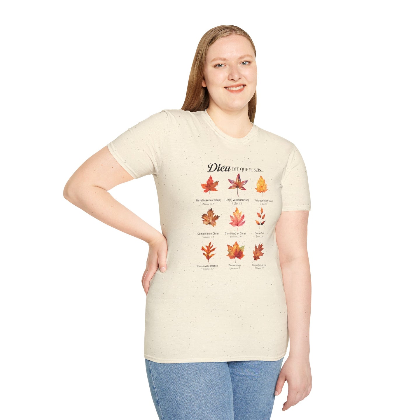 Une femme porte un t-shirt beige chiné orné d'un motif de feuilles et de textes religieux.