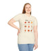 Une femme porte un t-shirt beige chiné orné d'un motif de feuilles et de textes religieux.