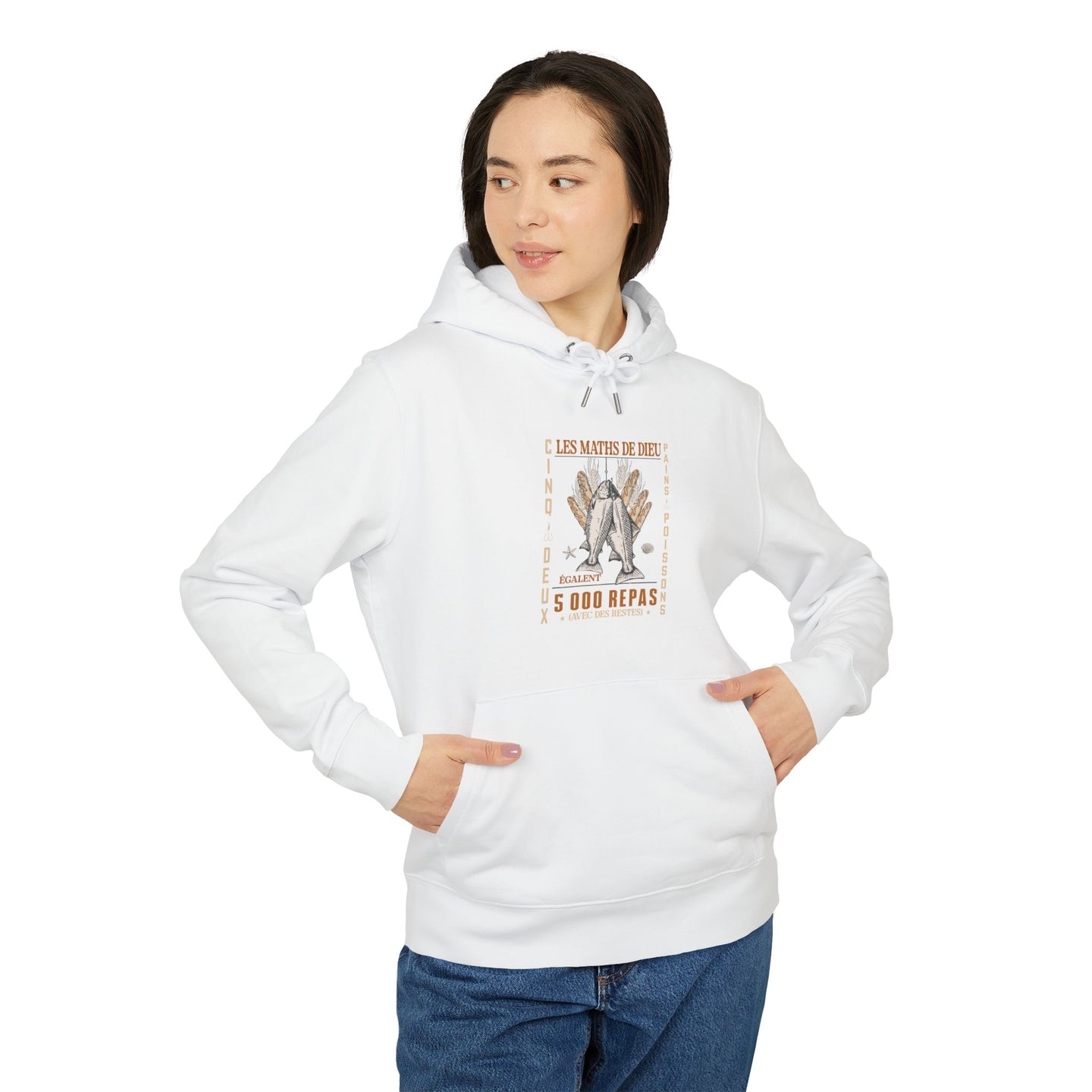 Une femme porte un sweat à capuche blanc avec une illustration chrétienne sur la poitrine.