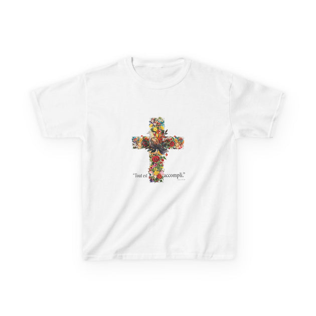 T-shirt blanc pour enfant orné d'une croix fleurie avec une colombe et l'inscription Tout est accompli.