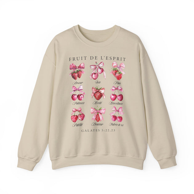 Sweat-shirt beige illustré de fruits et de nœuds roses avec le texte Fruit de l'Esprit.