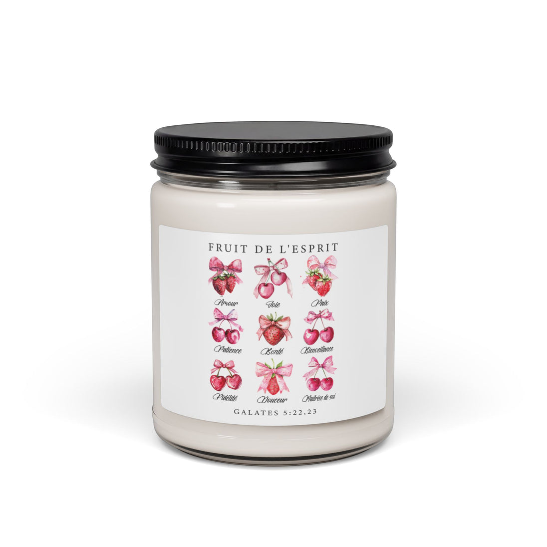 Bougie en cire dans un pot en verre avec une étiquette illustrée de fruits et de rubans roses.
