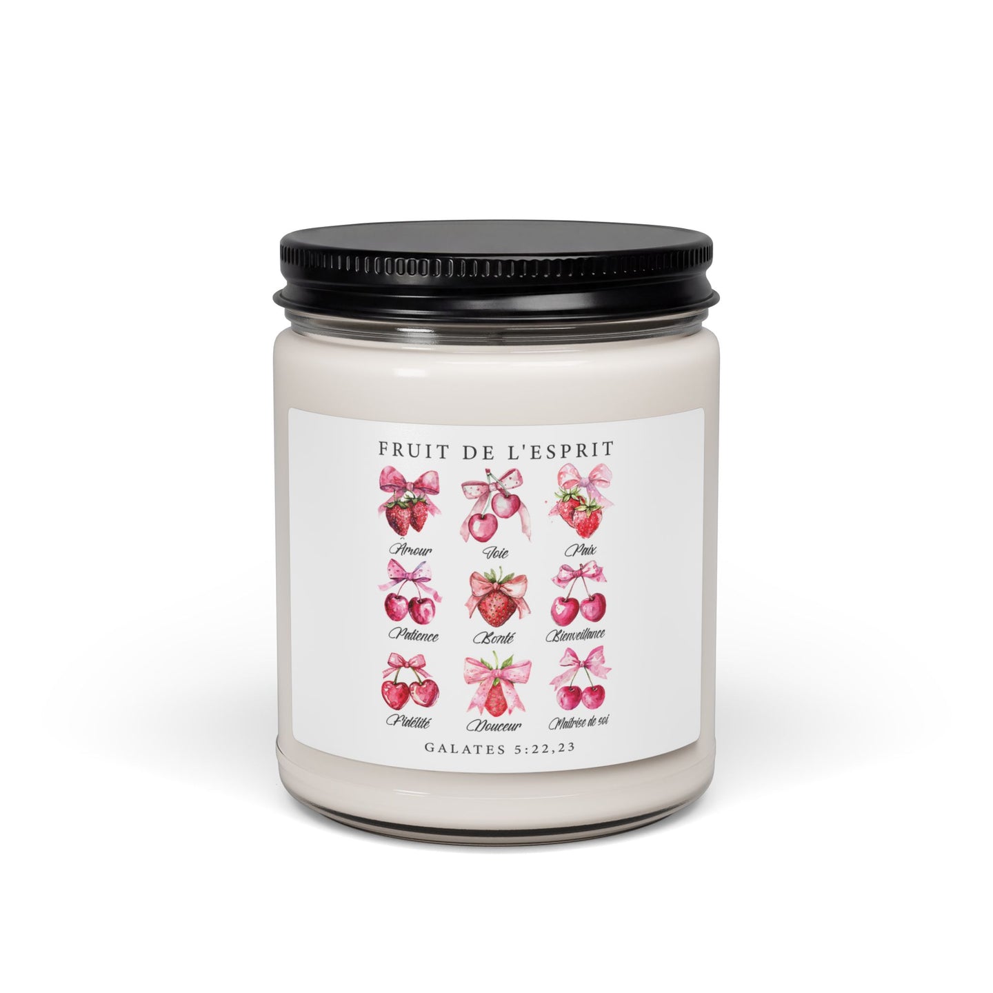 Bougie en cire dans un pot en verre avec une étiquette illustrée de fruits et de rubans roses.