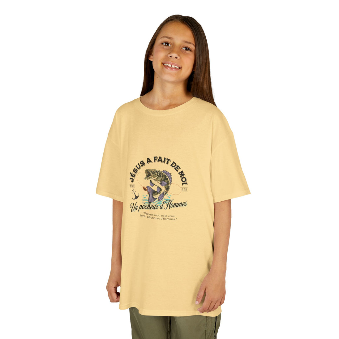 Une jeune fille porte un t-shirt jaune pâle illustré d'un poisson et d'un message religieux.