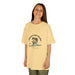 Une jeune fille porte un t-shirt jaune pâle illustré d'un poisson et d'un message religieux.
