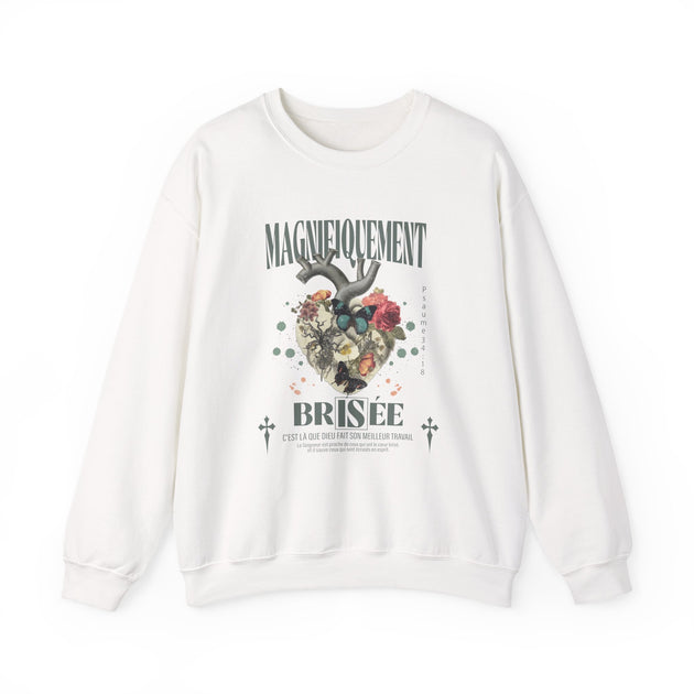 Sweat-shirt blanc à col rond avec une illustration de cœur floral et des inscriptions en français.