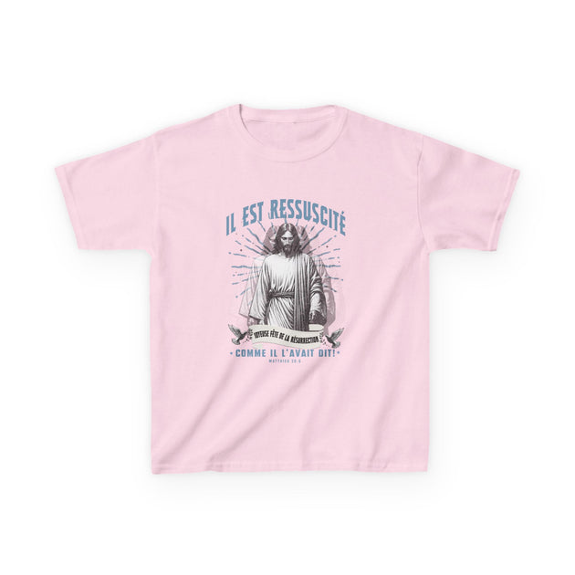 T-shirt rose pour enfant avec une illustration de Jésus et le texte Il est ressuscité.