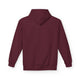 Vue arrière d'un sweat à capuche pour femme de couleur bordeaux avec une coupe décontractée.