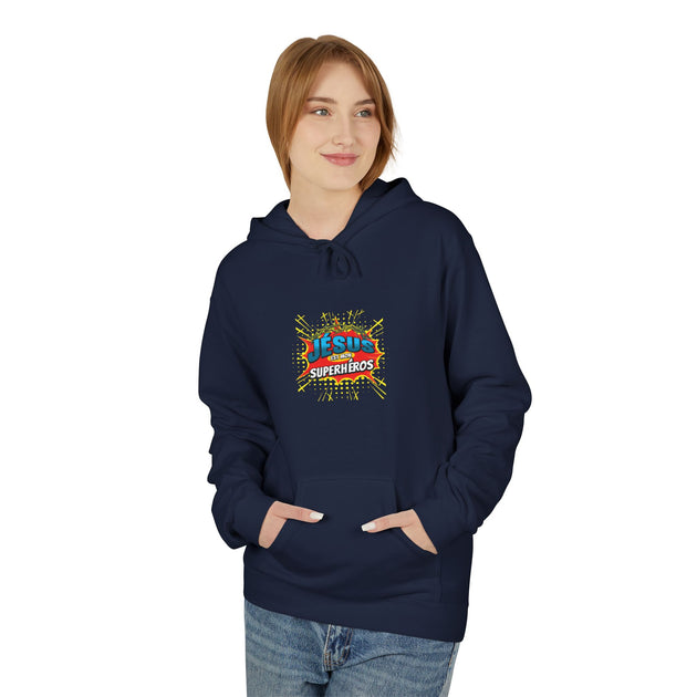 Une femme porte un sweat à capuche bleu marine avec l'inscription Jésus est mon superhéros.