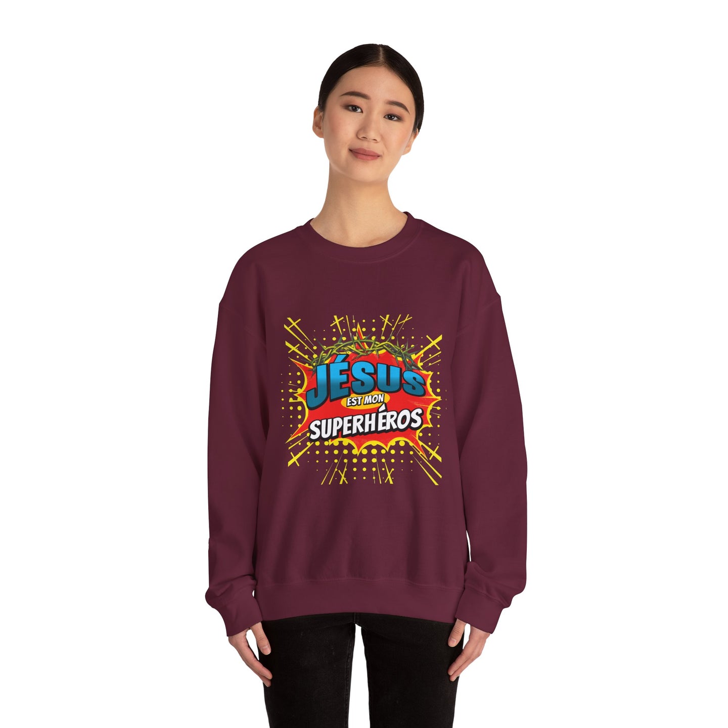 Une femme porte un sweatshirt bordeaux avec l'inscription Jésus est mon superhéros style comics.