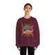 Une femme porte un sweatshirt bordeaux avec l'inscription Jésus est mon superhéros style comics.