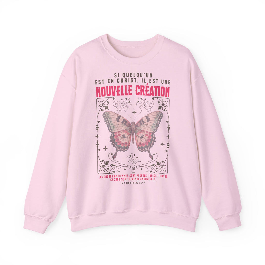 Sweat-shirt rose pâle avec un papillon et un verset biblique imprimés sur le devant.