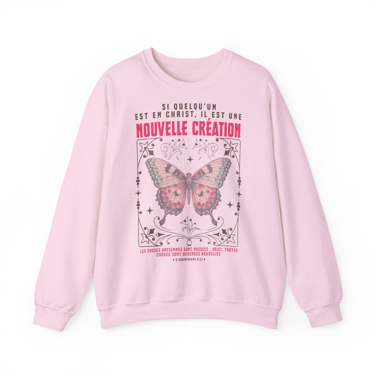 Sweat-shirt rose pâle avec un papillon et un verset biblique imprimés sur le devant.