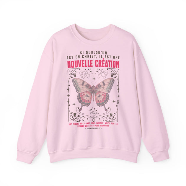 Sweat-shirt rose pâle avec un papillon et un verset biblique imprimés sur le devant.