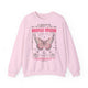 Sweat-shirt rose pâle avec un papillon et un verset biblique imprimés sur le devant.