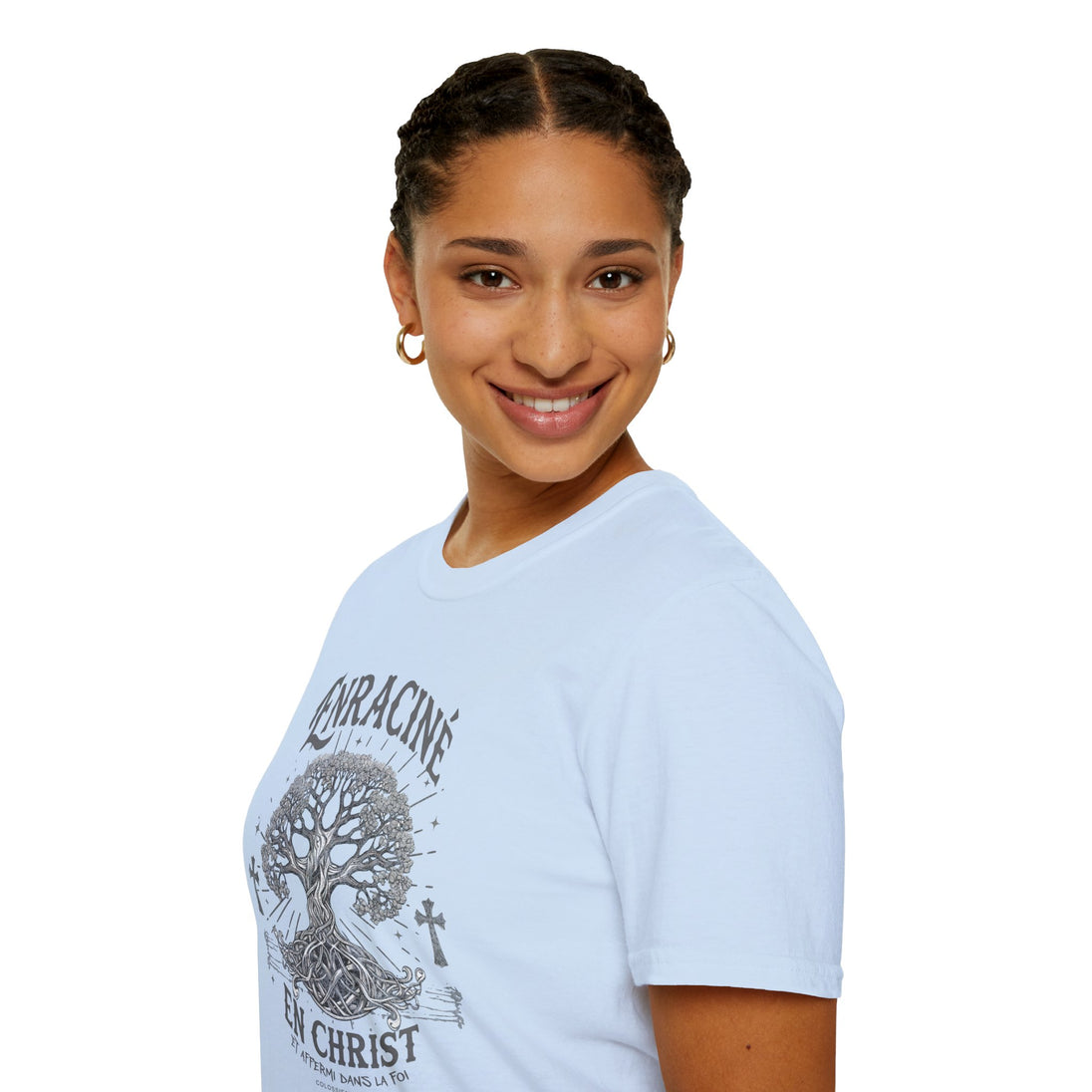 Une femme porte un t-shirt bleu clair avec une illustration d'arbre et le texte Enraciné en Christ.