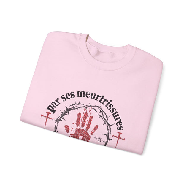Sweat-shirt rose plié avec une couronne d'épines, une main ensanglantée et le texte Esaïe 53:5.