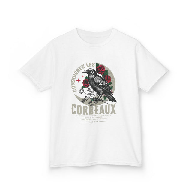 T-shirt blanc pour enfant orné d'une illustration de corbeau, de roses et d'un verset biblique.