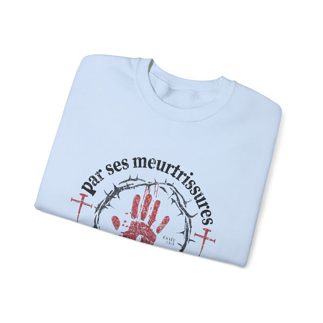 Sweatshirt bleu ciel plié avec motif chrétien main rouge, couronne d'épines et texte Ésaïe 53:5.