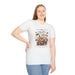 Femme portant le t-shirt blanc Créée de Façon Merveilleuse avec fleurs et papillons.