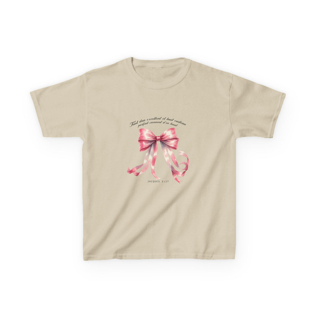 T-shirt beige pour enfant orné d'un ruban rose à l'aquarelle et d'une inscription religieuse.