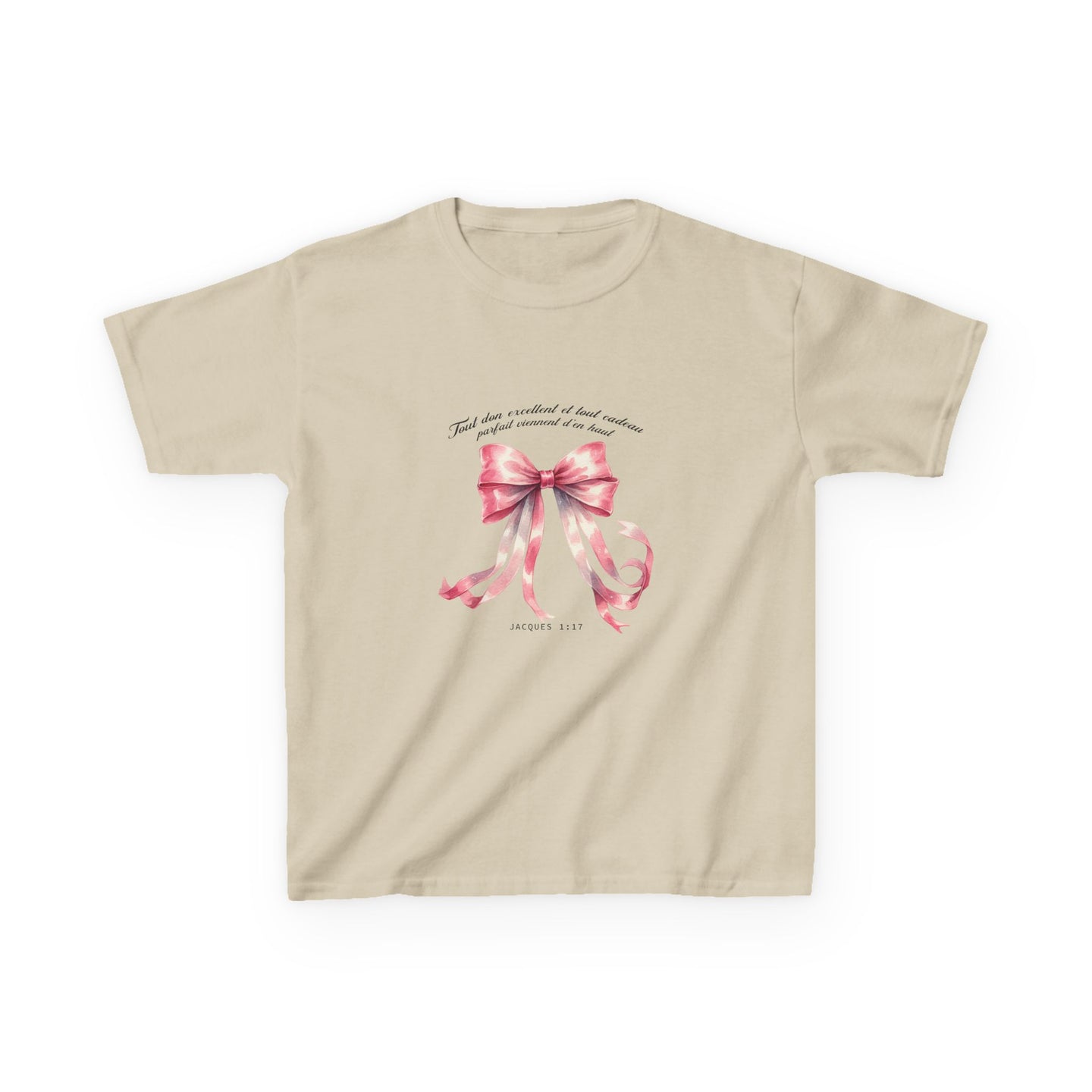 T-shirt beige pour enfant orné d'un ruban rose à l'aquarelle et d'une inscription religieuse.