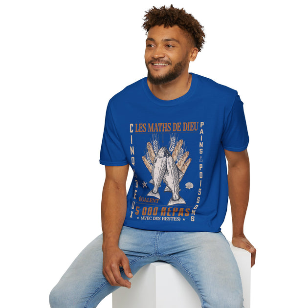 Un homme porte un t-shirt bleu avec une illustration chrétienne sur le thème de la multiplication.