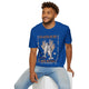 Un homme porte un t-shirt bleu avec une illustration chrétienne sur le thème de la multiplication.