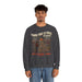 Un homme porte un sweatshirt gris foncé avec une illustration de paysage et un message chrétien.