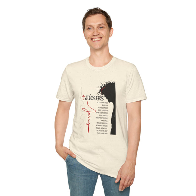 Un homme porte un t-shirt beige orné d'une illustration de Jésus et d'une liste de ses attributs.