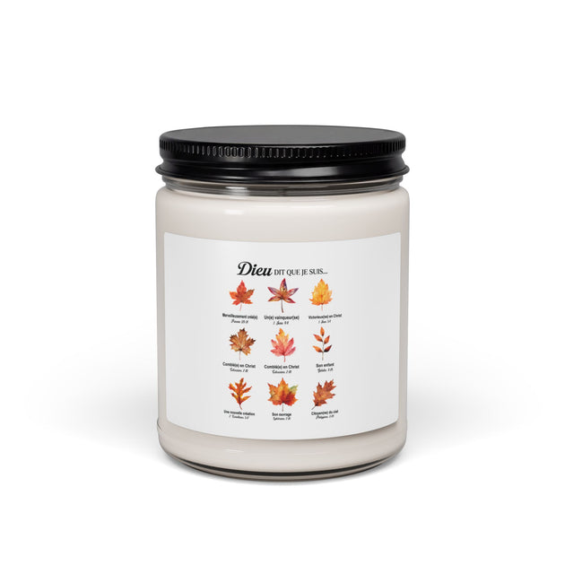 Bougie en cire de soja dans un pot en verre avec une étiquette illustrée de feuilles d'automne.
