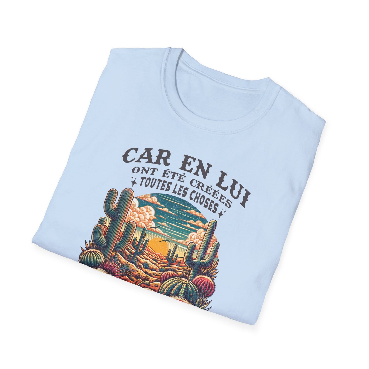 T-shirt bleu clair plié avec une illustration de désert et le texte Car en lui ont été créées.