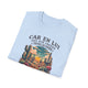 T-shirt bleu clair plié avec une illustration de désert et le texte Car en lui ont été créées.
