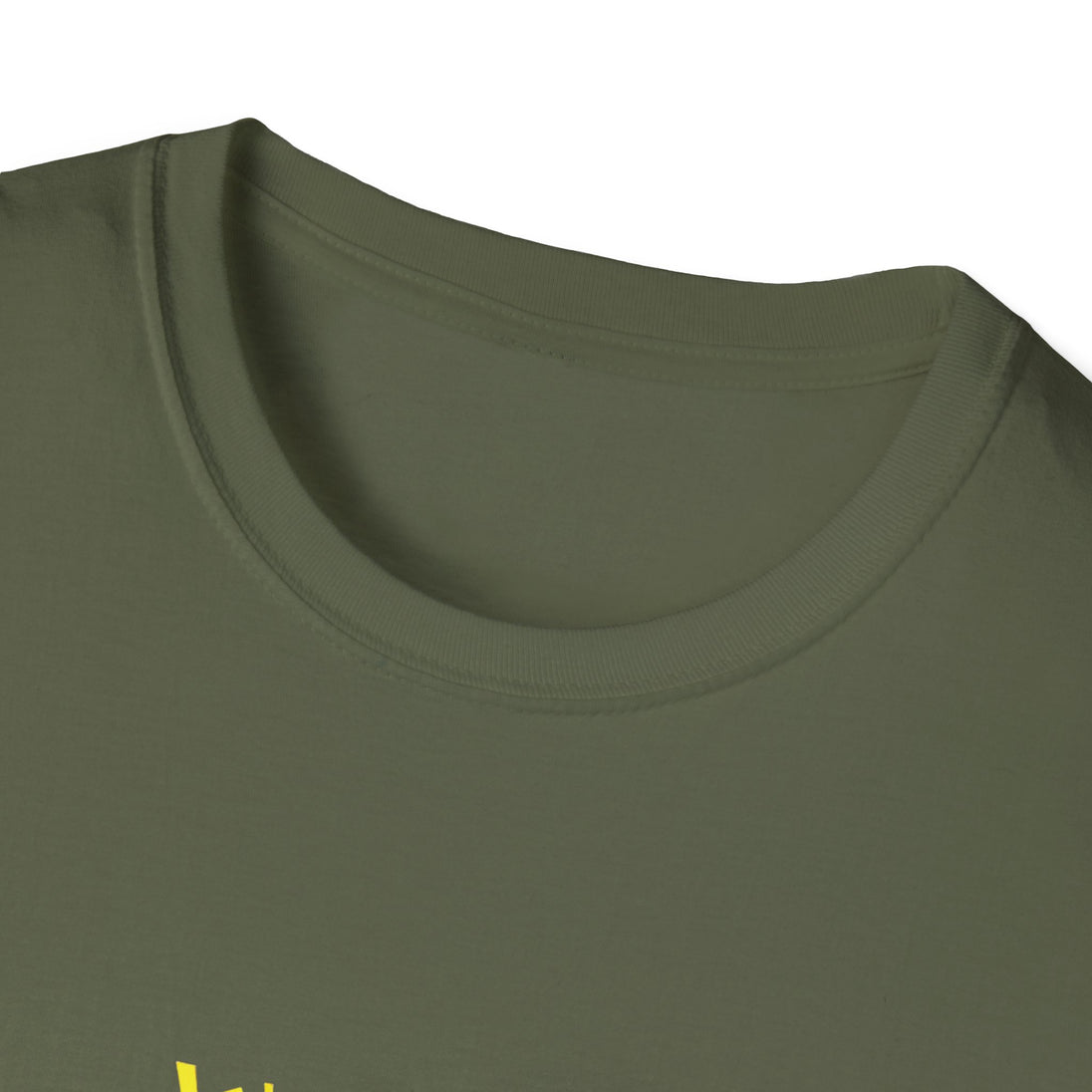 T-shirt pour homme de couleur vert olive avec un col rond côtelé.