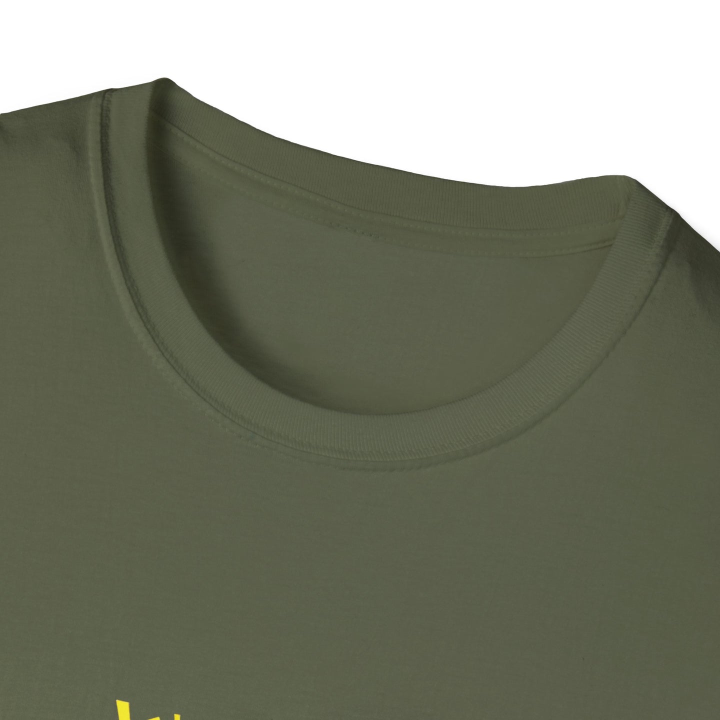 T-shirt pour homme de couleur vert olive avec un col rond côtelé.