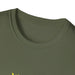 T-shirt pour homme de couleur vert olive avec un col rond côtelé.