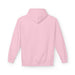 Vue arrière d'un sweat à capuche rose uni avec une coupe classique et une poche kangourou.