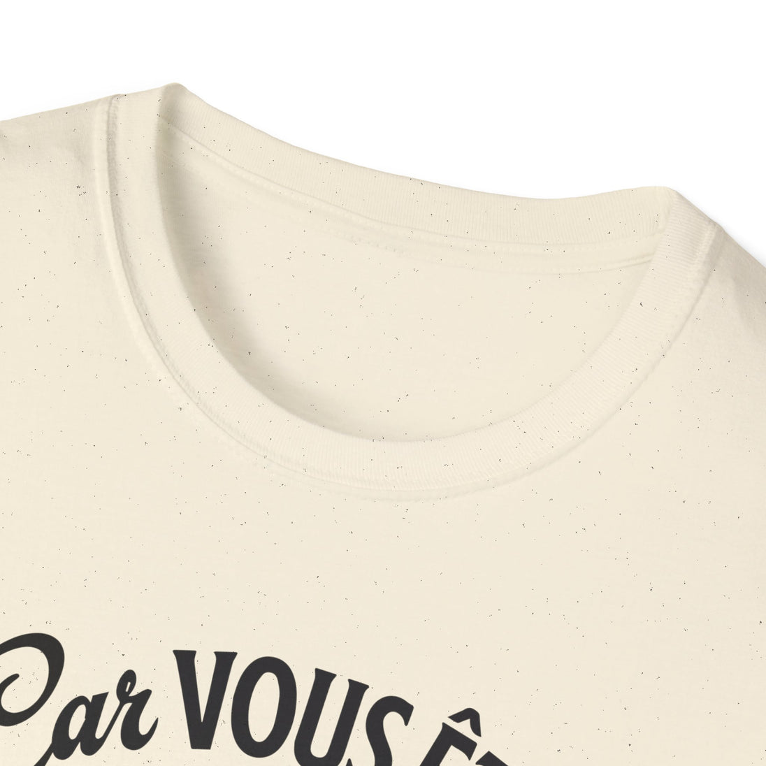 T-shirt beige chiné à col rond avec une inscription noire partielle.